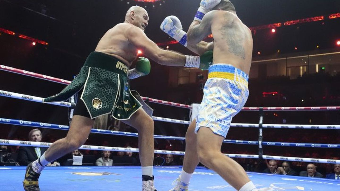 Tyson Fury (l) kämpft gegen Oleksandr Usyk um mehrere Weltmeistertitel im Schwergewicht in der Kingdom Arena. Foto: Nick Potts/P