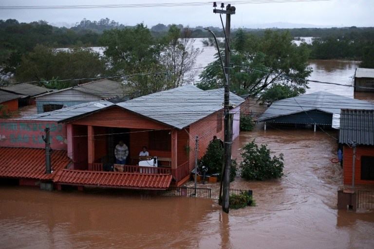 Brésil: 31 morts et 74 disparus dans le sud, submergé par les inondations