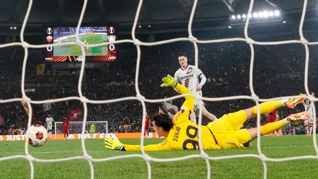 Leverkusens Florian Wirtz (o) erzielt den Führungstreffer gegen Roms Torhüter Mile Svilar. Foto: Andrew Medichini/AP