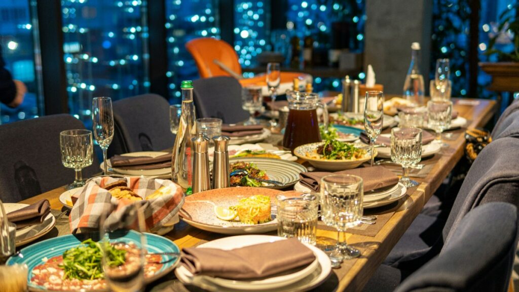 C'est quoi cette manie en France de dîner à des heures impossibles?