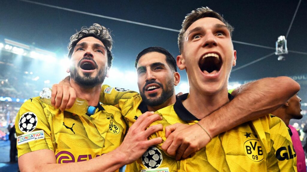 Mats Hummels, Emre Can und Nico Schlotterbeck jubeln für den BVB