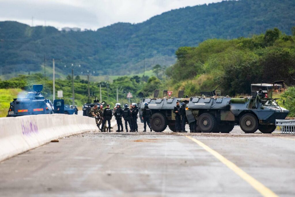 En Nouvelle-Calédonie, plus de deux mille membres des forces de l’ordre face à une situation qui reste tendue