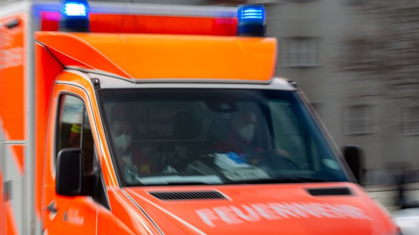 Ein Rettungswagen der Feuerwehr fährt auf einer Straße. Foto: Fernando Gutierrez-Juarez/dpa/Symbolbild