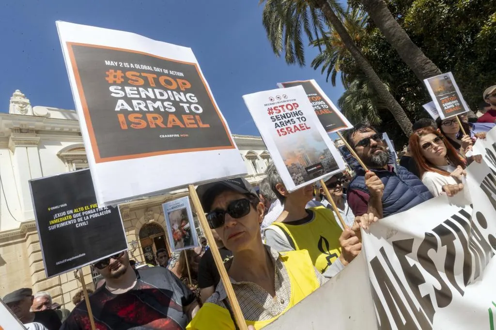 España deniega el permiso de escala a un buque con armamento destinado a Israel
