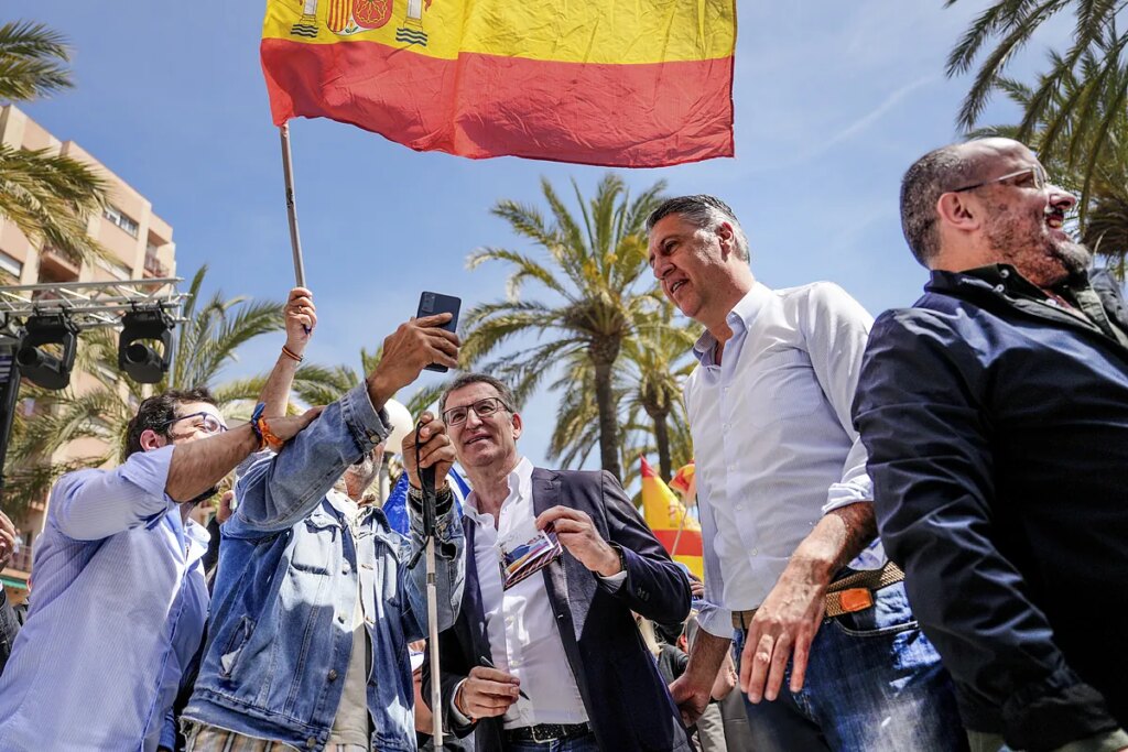 Feijóo pide la "dimisión" de Puente por su insulto mientras Sánchez insiste en su campaña contra el "fango"