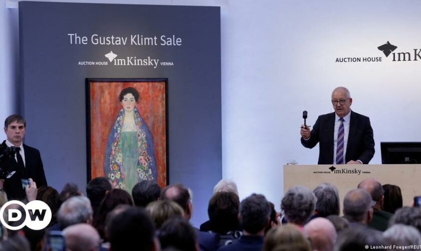 Ein Ausschnitt aus Gustav Klimts Beethovenfries in der Wiener Secession