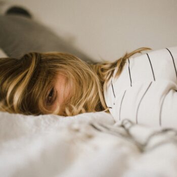 Les rides du sommeil existent, et dépendent de la façon dont vous dormez