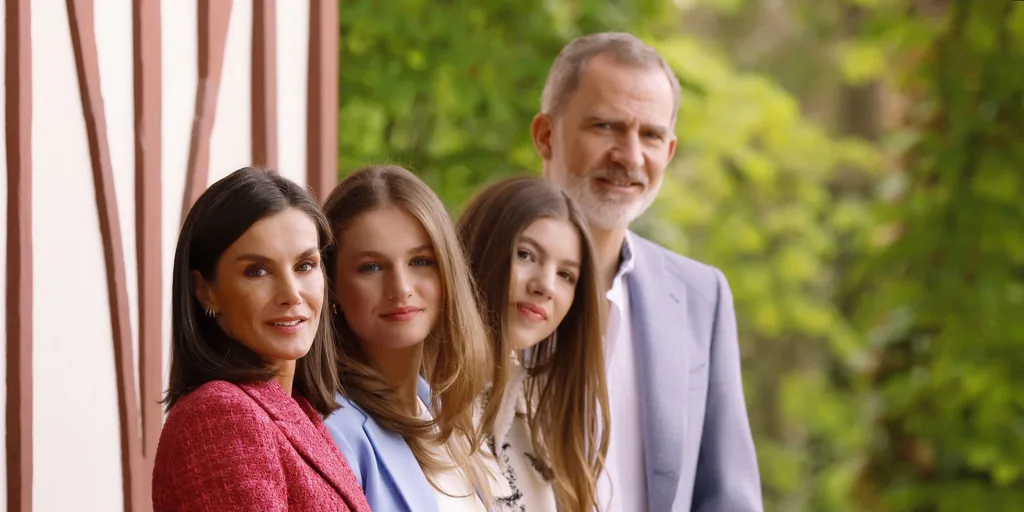 Los Reyes celebran su 20 aniversario con fotos de familia en el Palacio Real