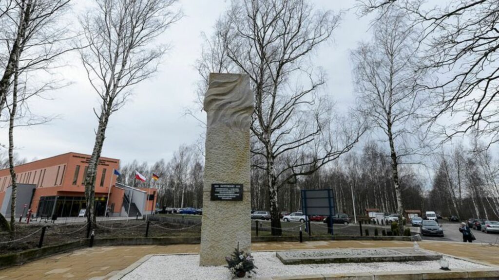 Außenansicht mit Gedenkstele des Europäischen Zentrums für Bildung und Kultur in Zgorzelec (Polen), der Nachbarstadt von Görlitz