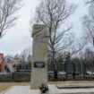 Außenansicht mit Gedenkstele des Europäischen Zentrums für Bildung und Kultur in Zgorzelec (Polen), der Nachbarstadt von Görlitz