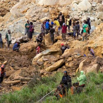 Papua New Guinea: Thousands asked to flee 'active' landslide