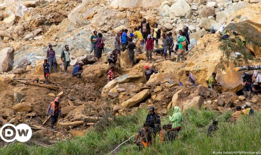 Papua New Guinea: Thousands asked to flee 'active' landslide