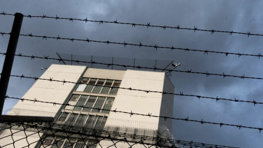 Ein Stacheldrahtzaun umzäunt das Gelände einer Justizvollzugsanstalt. Foto: Bernd Weißbrod/dpa/Symbolbild