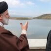 Der iranische Präsident Ebrahim Raisi (l) und sein aserbaidschanischer Amtskollege Ilham Aliyev bei der Einweihung des Staudamms