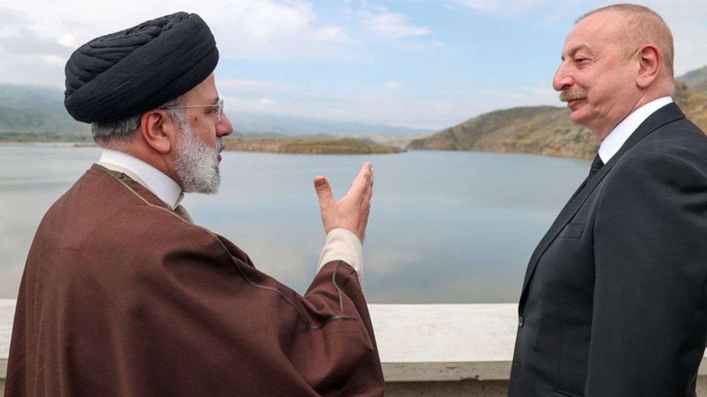 Der iranische Präsident Ebrahim Raisi (l) und sein aserbaidschanischer Amtskollege Ilham Aliyev bei der Einweihung des Staudamms