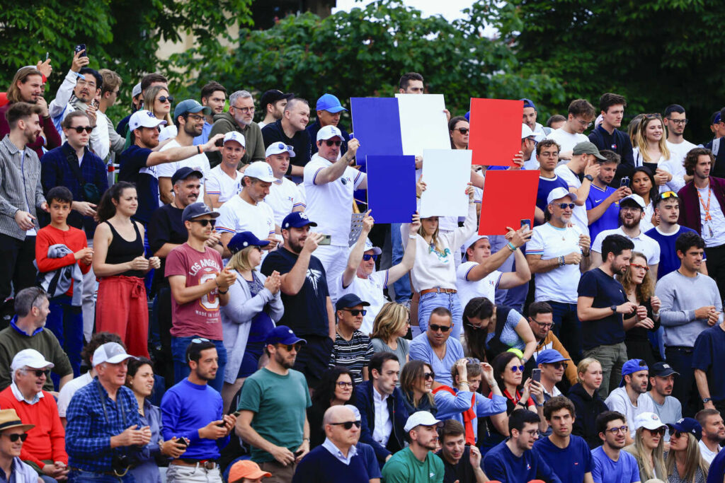 Roland-Garros : sur le court n° 14, « l’esprit chaudron » résiste à la pluie, mais pas aux défaites des Français