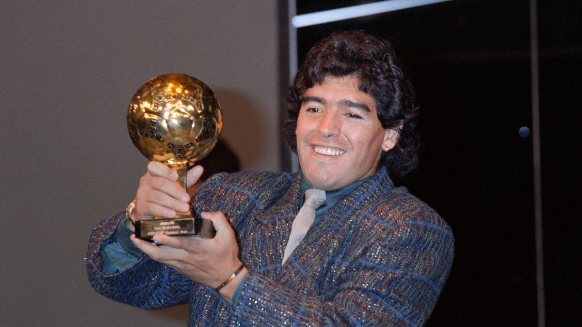 « Sa place est en Argentine » : la vente du Ballon d’or de Maradona à Neuilly toujours contestée par sa famille