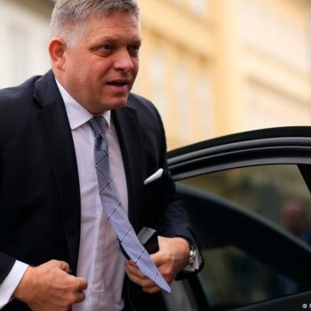 Slowakischer Regierungschef Fico durch Schüsse verletzt