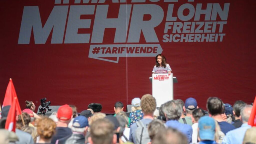 Die DGB-Vorsitzende Yasmin Fahimi spricht bei der zentralen Kundgebung des Gewerkschaftsbundes in Hannover. Foto: Julian Straten