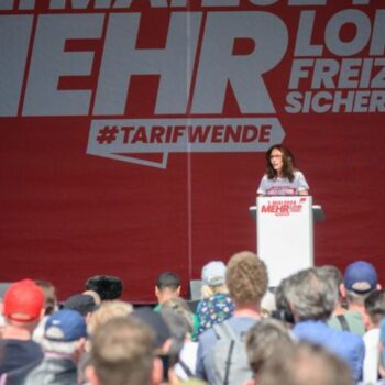 Die DGB-Vorsitzende Yasmin Fahimi spricht bei der zentralen Kundgebung des Gewerkschaftsbundes in Hannover. Foto: Julian Straten