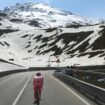 Tour d'Italie: La neige sème le chaos entre coureurs et organisateurs