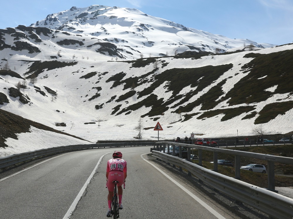 Tour d'Italie: La neige sème le chaos entre coureurs et organisateurs