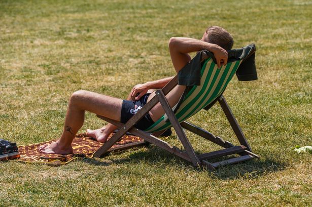 UK weather: Bank Holiday boiler as Met Office maps turn orange with Brits basking in 19C sun