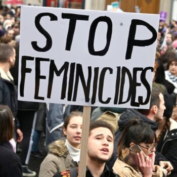 "Un bon point de départ": L'UE adopte sa première législation contre les violences faites aux femmes