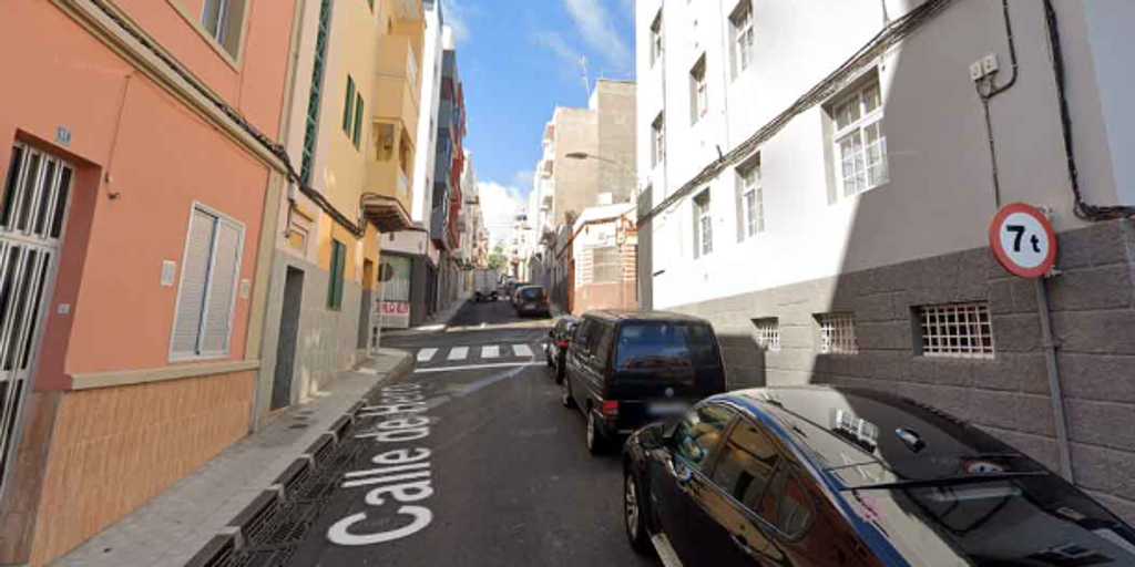 Un hombre de 30 años sufre un traumatismo craneal al caer a la calle desde un segundo piso en Tenerife