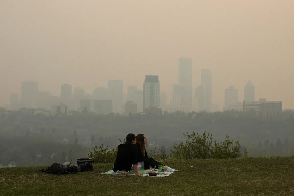 Unas 3.500 personas evacuadas al llegar el fuego a pocos kilómetros de la ciudad de Fort Nelson en Canadá