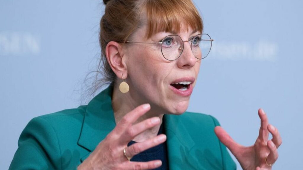 Katja Meier (Bündnis90/Die Grünen), Justizministerin von Sachsen, spricht auf einer Kabinetts-Pressekonferenz. Foto: Sebastian K