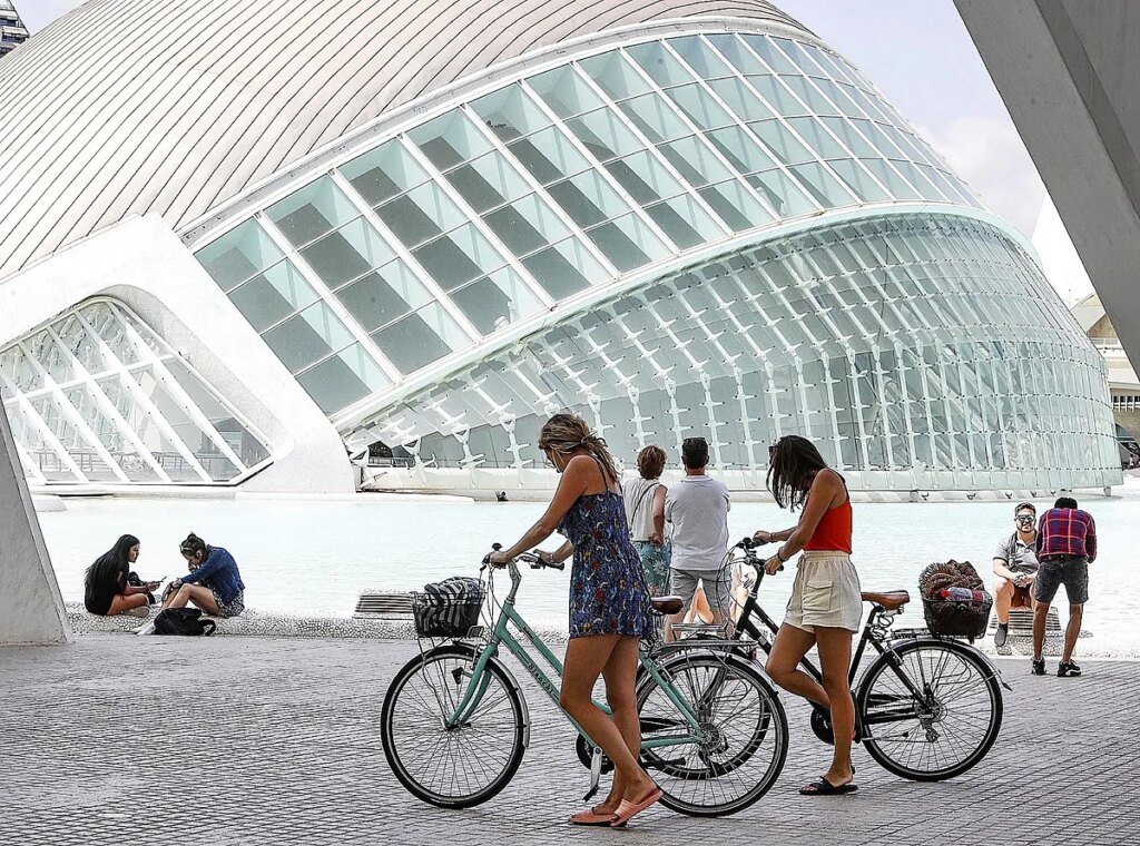 Valencia se suma a la lista de ayuntamientos que prometen poner coto al turismo masivo y los pisos vacacionales