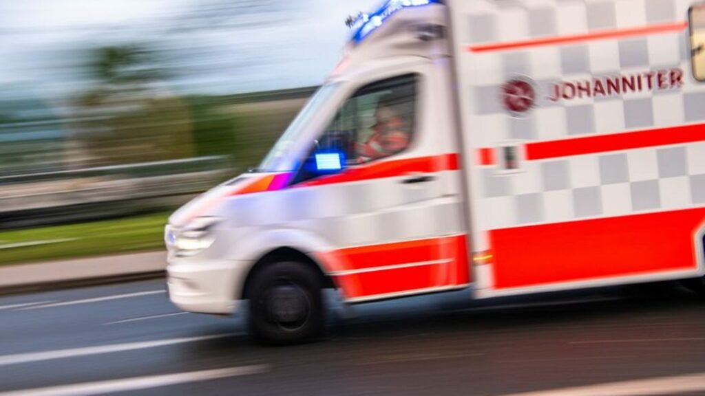 Ein Rettungswagen auf Einsatzfahrt. Foto: Lino Mirgeler/dpa/Symbolbild