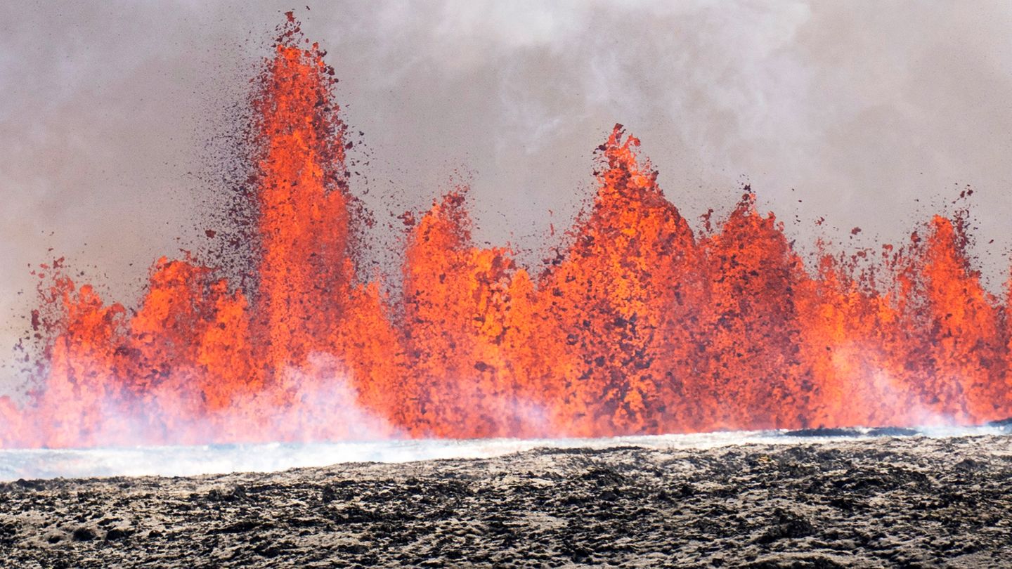 Vulkan auf Island: "Vorhang aus Feuer": Lava spritzt bis zu 50 Meter hoch aus Erdriss