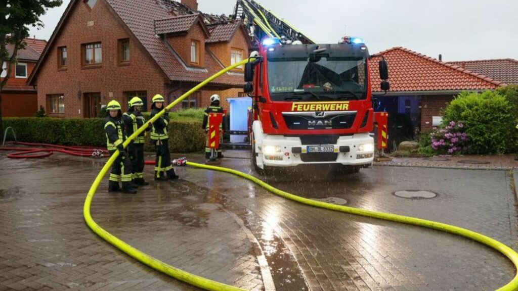 Einsatzkräfte sind mit Nachlöscharbeiten an einem Wohnhaus im Kreis Stormarn beschäftigt. Foto: Bodo Marks/dpa