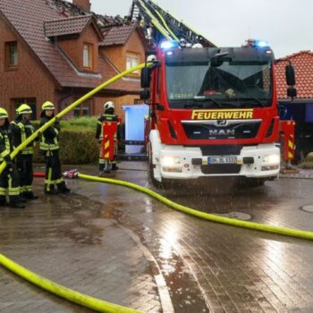 Einsatzkräfte sind mit Nachlöscharbeiten an einem Wohnhaus im Kreis Stormarn beschäftigt. Foto: Bodo Marks/dpa