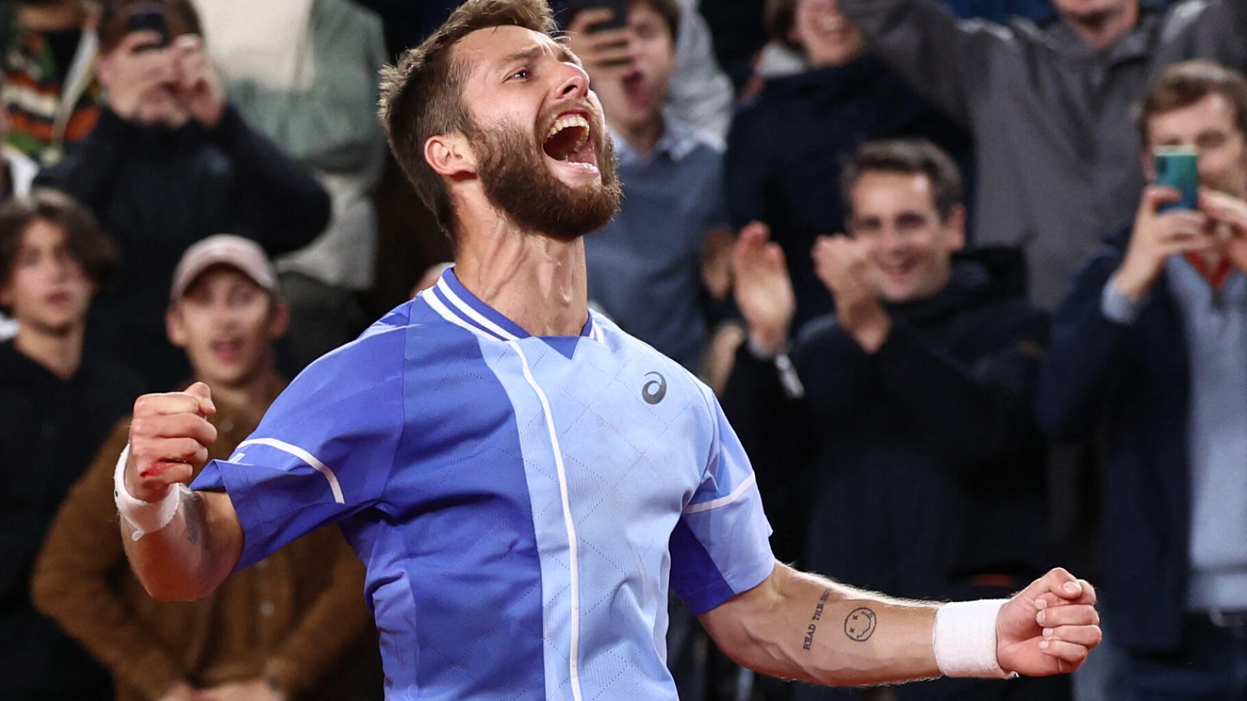 À Roland Garros, Corentin Moutet s’offre un huitième de finale inédit… et une réponse de Cédric Doumbé