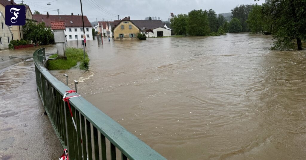 Hochwasser-Liveblog: Dammbruch bei Augsburg – Menschen in Sicherheit gebracht