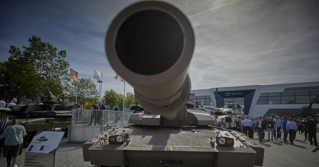 PARIS, FRANCE - 14 JUIN : Le char Leclerc exposé sur le stand de KMW (Krauss-Maffei Wegmann) + Nexter au salon international de la défense et de la sécurité Eurosatory, le 14 juin 2022 à Paris, France. Selon les organisateurs d'Eurosatory, 73 % des visiteurs de cette édition provenaient de pays européens. (Photo by Kiran Ridley/Getty Images) (Photo by Kiran Ridley / GETTY IMAGES EUROPE / Getty Images via AFP)