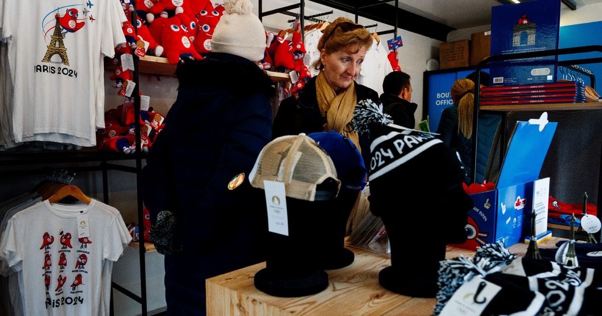 Une cliente dans une boutique officielle des Jeux olympiques et paralympiques Paris 2024, à Paris le 15 décembre 2023