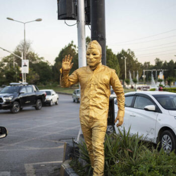 Pakistan : cet homme-statue est-il un agent du renseignement ?