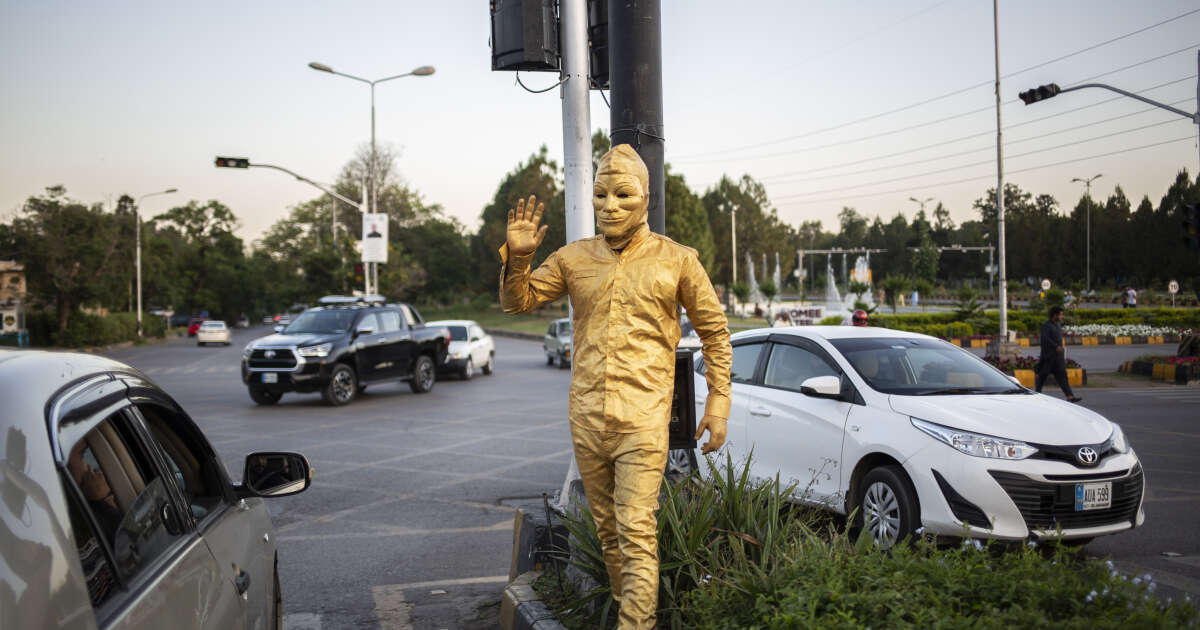 Pakistan : cet homme-statue est-il un agent du renseignement ?