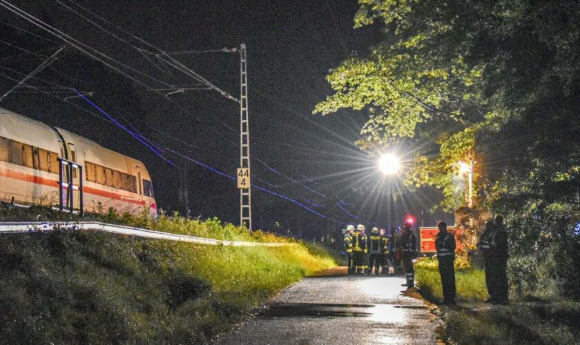 Hochwasser in Deutschland: ICE-Waggons entgleisen nach Erdrutsch, Bundeswehr hilft in Bayern