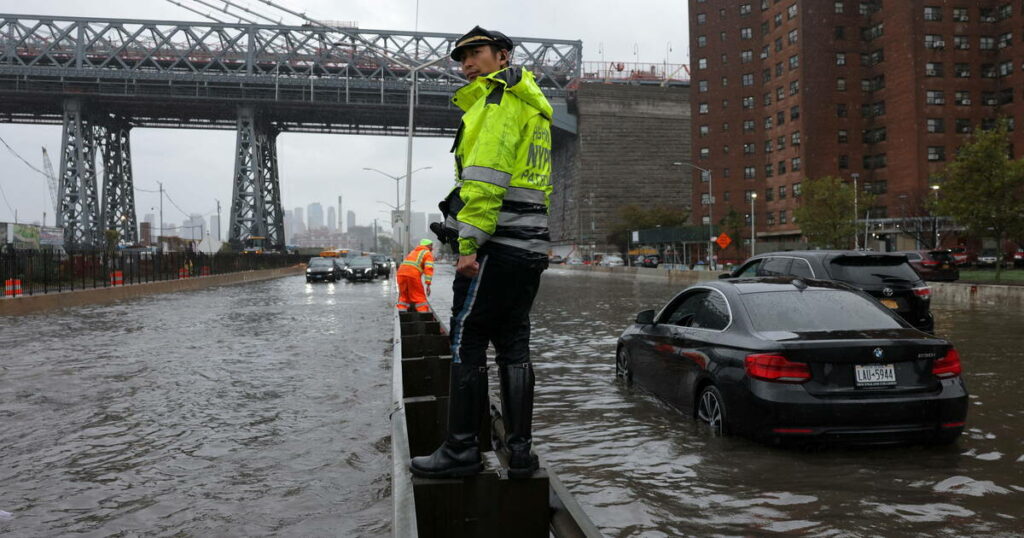 EN IMAGES - New York sous les pluies diluviennes de la tempête tropicale Ophelia