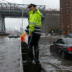 EN IMAGES - New York sous les pluies diluviennes de la tempête tropicale Ophelia