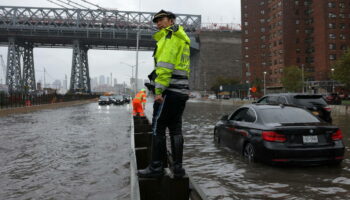 EN IMAGES - New York sous les pluies diluviennes de la tempête tropicale Ophelia
