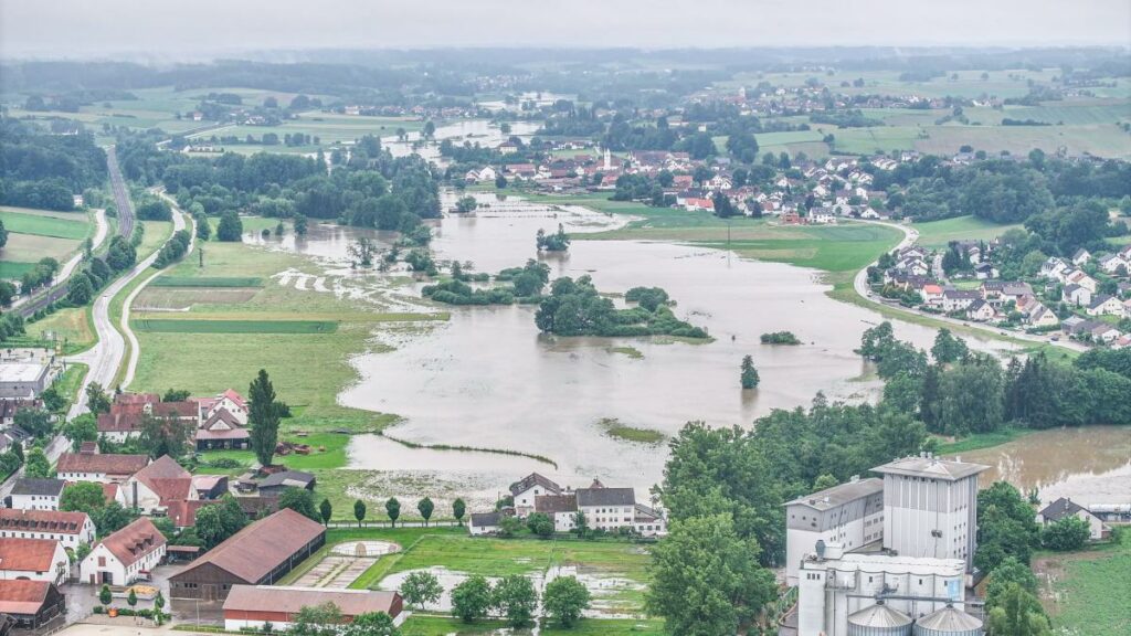 Feuerwehrmann stirbt bei Rettungseinsatz – Katastrophenfall und Evakuierungen