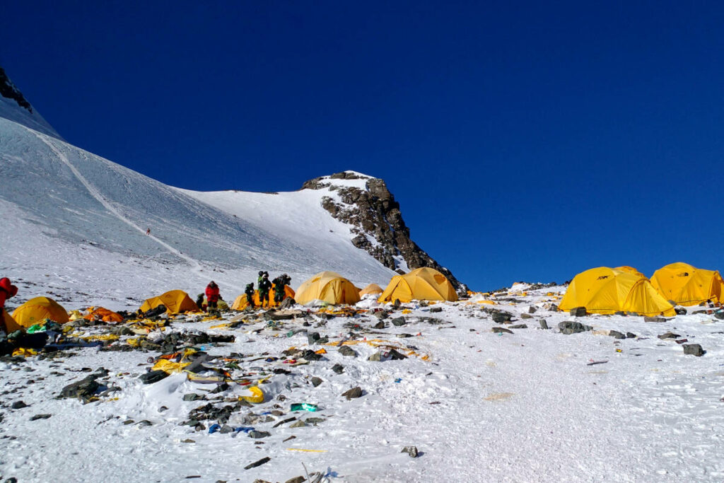 A la fois décharge, toilette et cimetière à ciel ouvert : bienvenue sur l’Everest, la plus haute poubelle du monde !