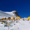 A la fois décharge, toilette et cimetière à ciel ouvert : bienvenue sur l’Everest, la plus haute poubelle du monde !