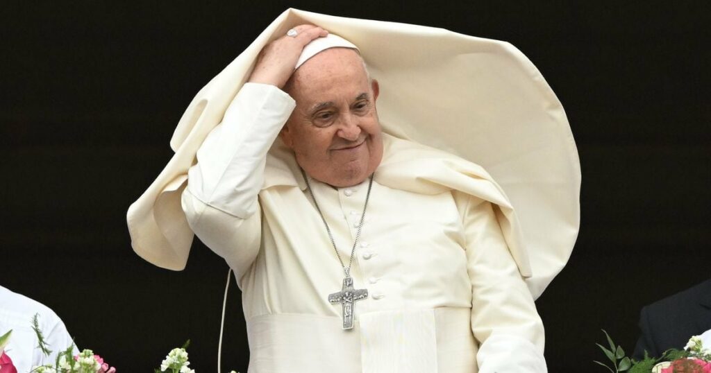 Le vent soulève la mantille du pape François alors qu'il se tient devant la loggia centrale de la basilique Saint-Pierre pour délivrer son message de Pâques, au Vatican, le 31 mars. 2024.